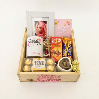 Exceptional Personalized Birthday Gift Hamper: Create Cherished Memories!