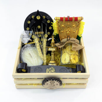 Alluring traditional Kerala gifts filled with Nilavilakku, Kathakali head, and Nettipattam