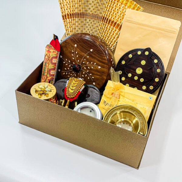 Festive Delights Deepavali Gift Box Large Udayada, spices box, Kathakali head, Kerala chips and More - Image 2