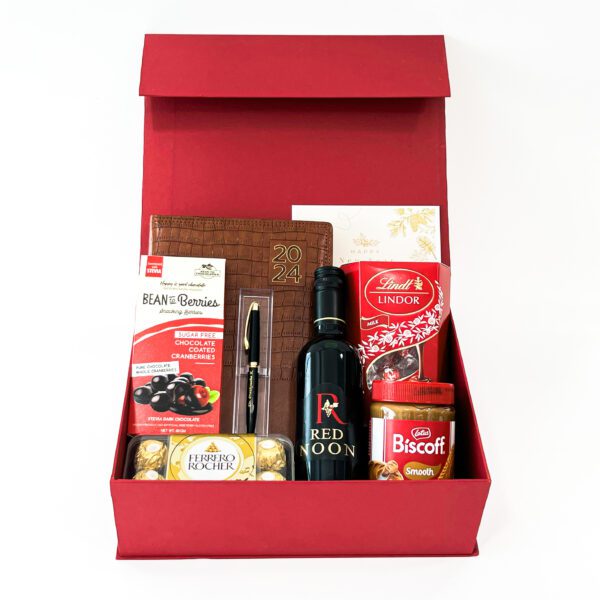 Alluring New Year gifts for colleagues embellished with scrumptious Chocolates, greeting cards, and more - Image 2