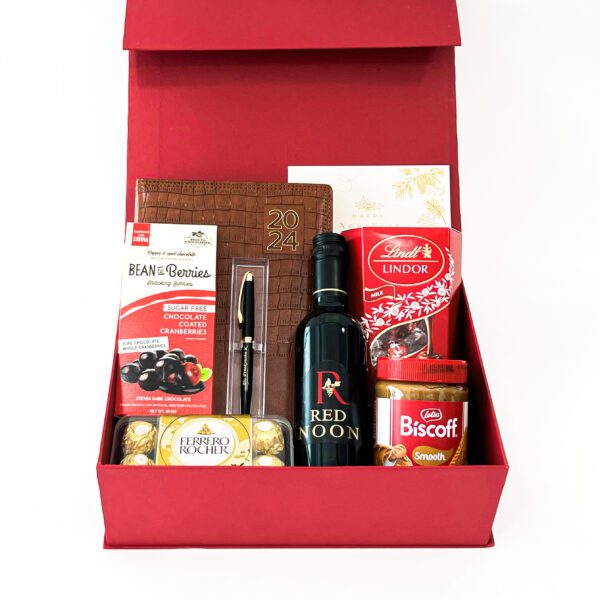 Alluring New Year gifts for colleagues embellished with scrumptious Chocolates, greeting cards, and more - Image 3