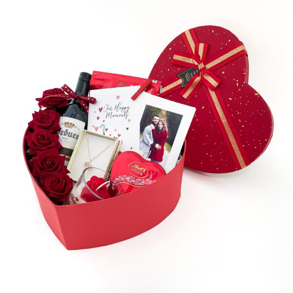 Romantic gifts for Valentine's Day embellished with personalized photo cards, chocolates, and more - Image 3