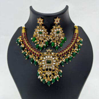 Exquisite Green Stone Necklace Set with Elegant Pearl Detailing