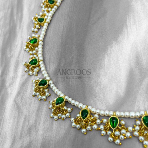 Emerald Pearl Choker Necklace – Elegant Traditional Grace - Image 2