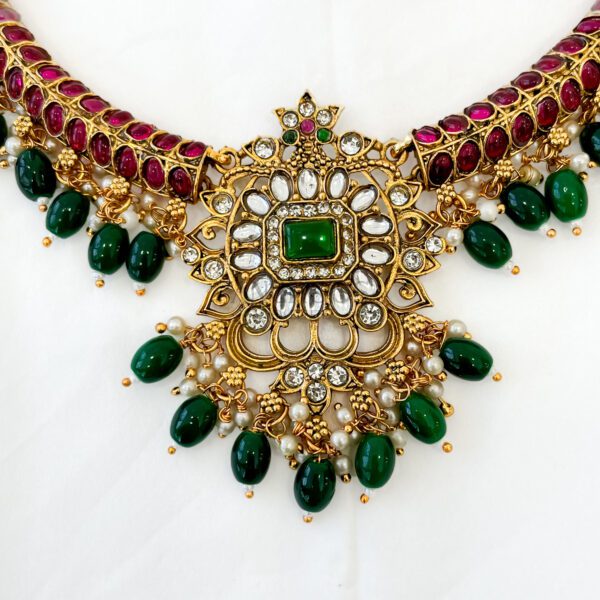 Exquisite Green Stone Necklace Set with Elegant Pearl Detailing - Image 2